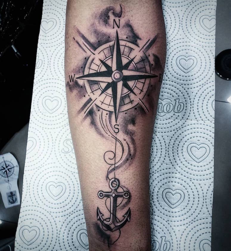 Significado da tatuagem de rosa dos ventos