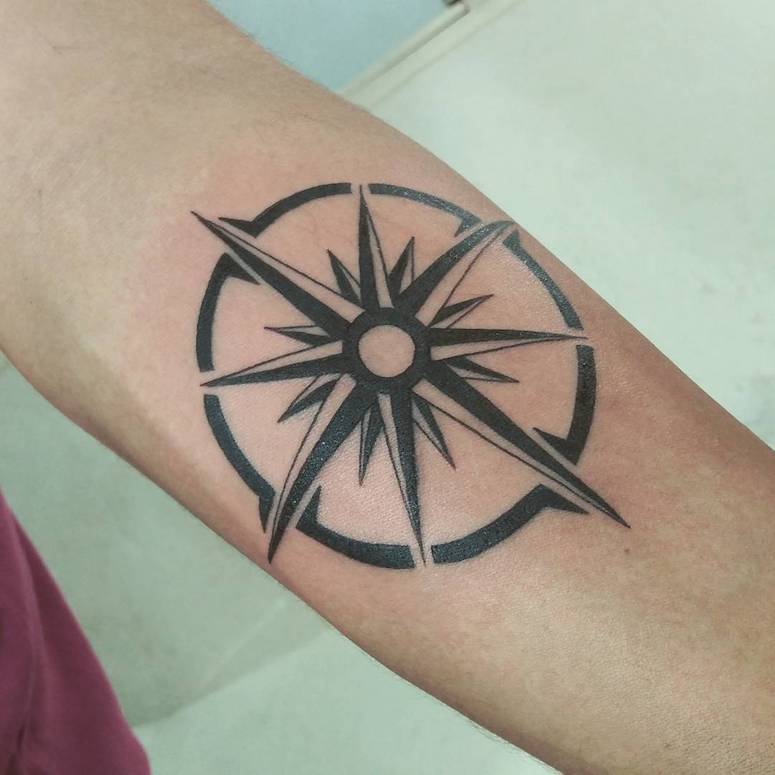 significado da tatuagem de rosa dos ventos 44