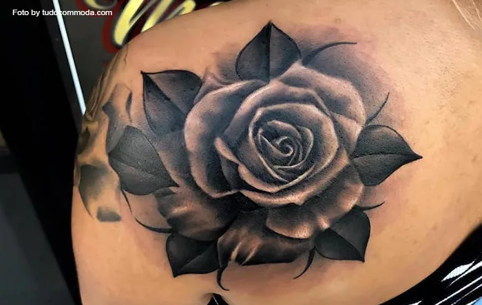Tatuagem de Rosa: Origem, Significado e Inspirações! Tatuagem de rosa negra