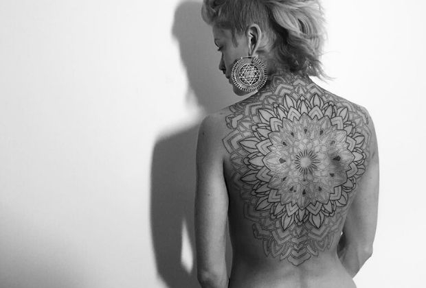 tatuagem-feminina-nas-costas-27-simbolos-com-imagens-para-voce-se-inspirar-15_xl Tatuagem Feminina Nas Costas 27 Simbolos Com Imagens Para Voce Se Inspirar