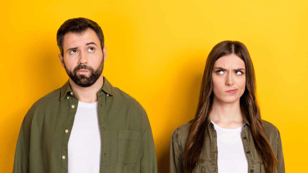 Foto de duas pessoas pensando, isoladas em um fundo de cor amarela.