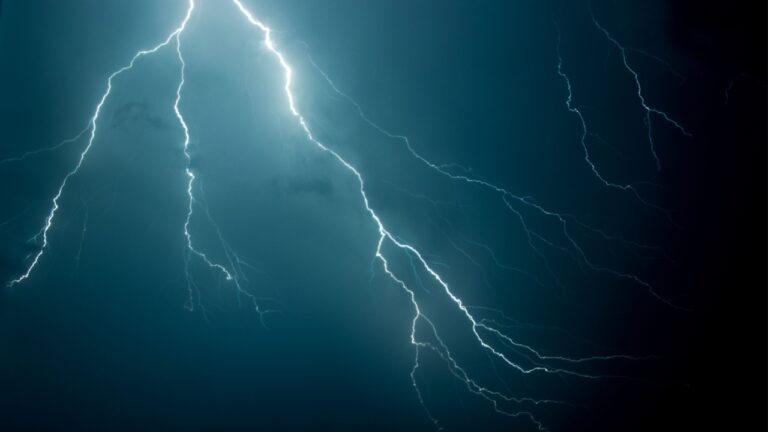 imagem do céu escuro com relâmpago