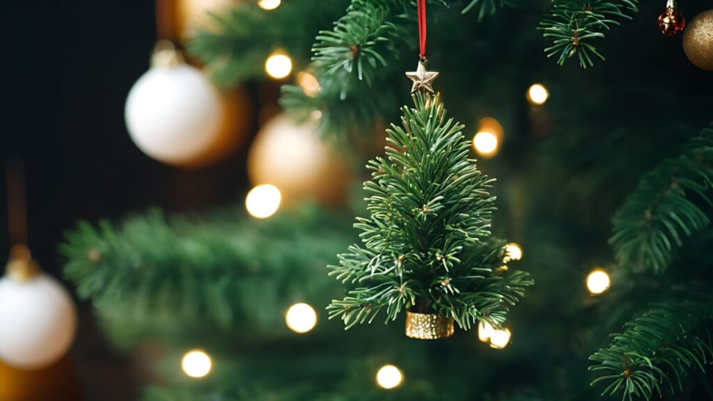 imagem de uma miniatura de uma árvore de natal pendurada em uma árvore de natal