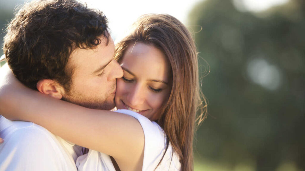 casal se beijando ao ar livre