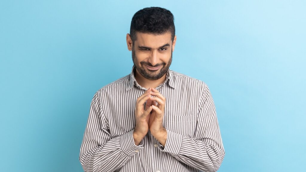 homem com olhar de vingança no centro de um fundo azul