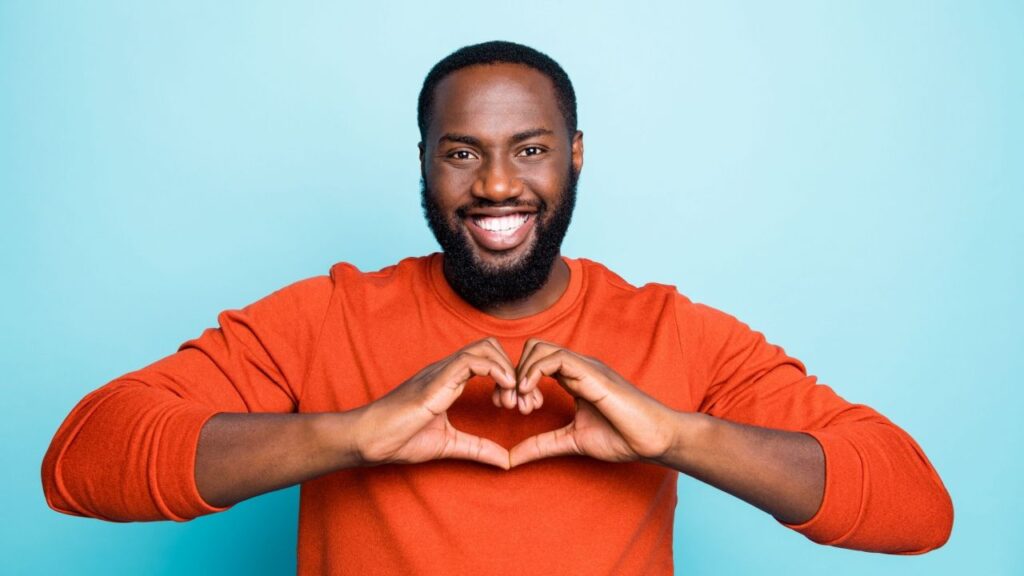 homem fazendo coração com as mãos