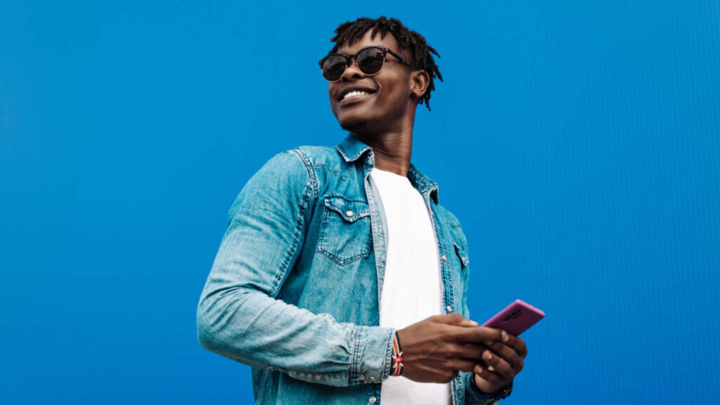 homem com óculos escuro em fundo azul