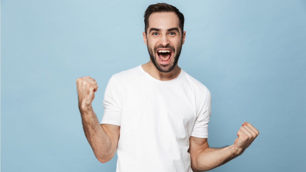 homem vestindo branco em fundo azul