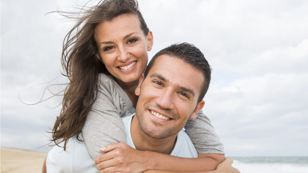 casal feliz de sagitário