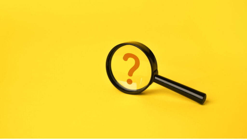 Lupa e ponto de interrogação. Conceito de curiosidade, investigação, incerteza, clareza e compreensão, busca por conhecimento ou soluções.