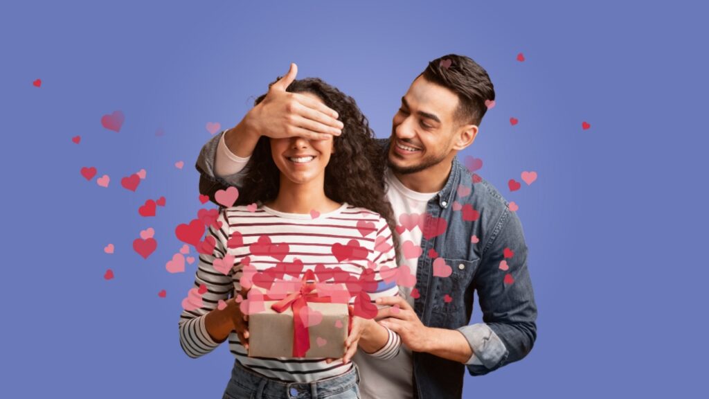 no centro da imaem uma mulher segurando uma caixa de presente com corações saindo dela e atrás um homem tampando seus olhos em fundo roxo