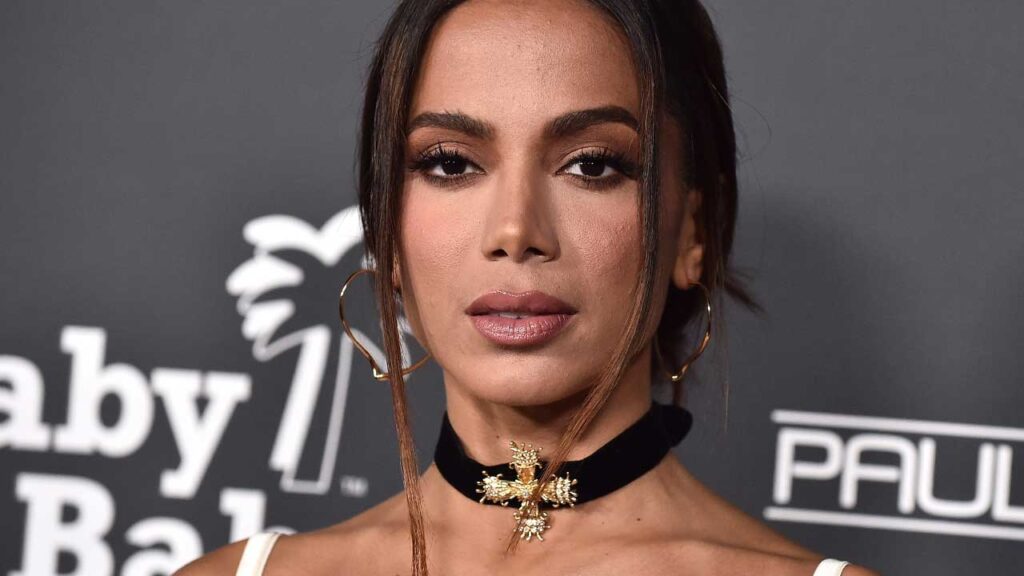 fotografia da cantora anitta em um evento em fundo cinza escuro