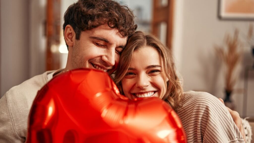 casal se abraçando com um balão de coração