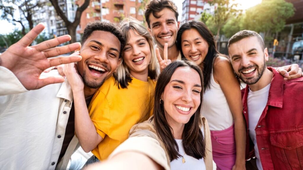 selfie de um grupo de seis amigos em um parque ao ar livre