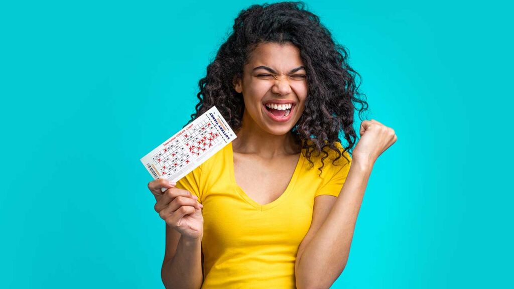 imagem de uma mulher comemorando com uma cartela de jogo na mão em fundo azul