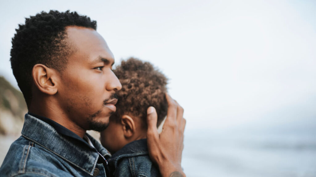 pai com filho no colo