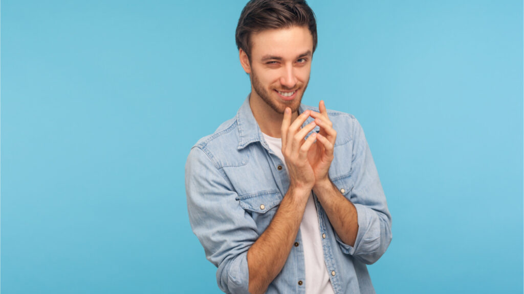 Homem com semblante de que está planejando alguma coisa