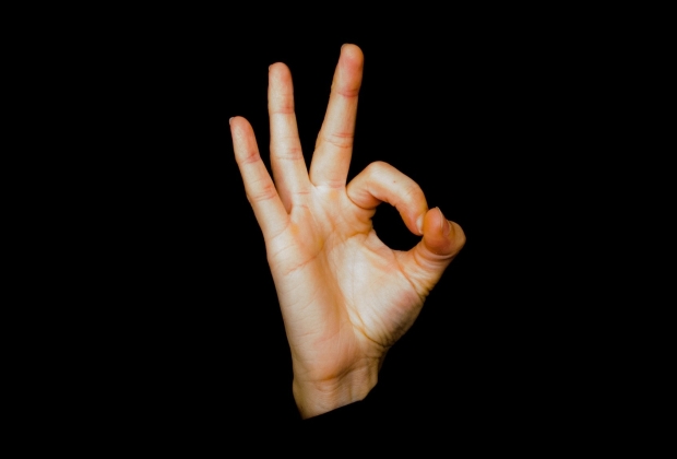 simbolo-do-ok-1_xl Mão fazendo gesto de "ok" com fundo preto.