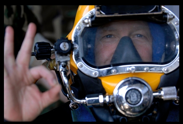 simbolo-do-ok-2_xl Pessoa usando capacete de mergulho amarelo faz gesto de "ok" com a mão.