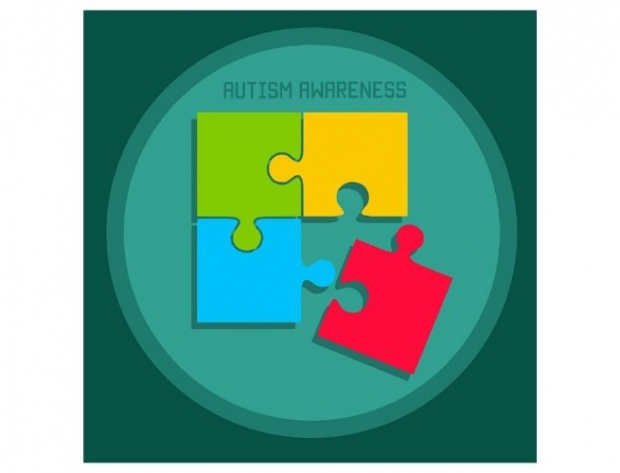 simbolos-do-autismo-9_xl Quatro peças de quebra-cabeça coloridas em fundo verde com texto "Autism Awareness" acima.
