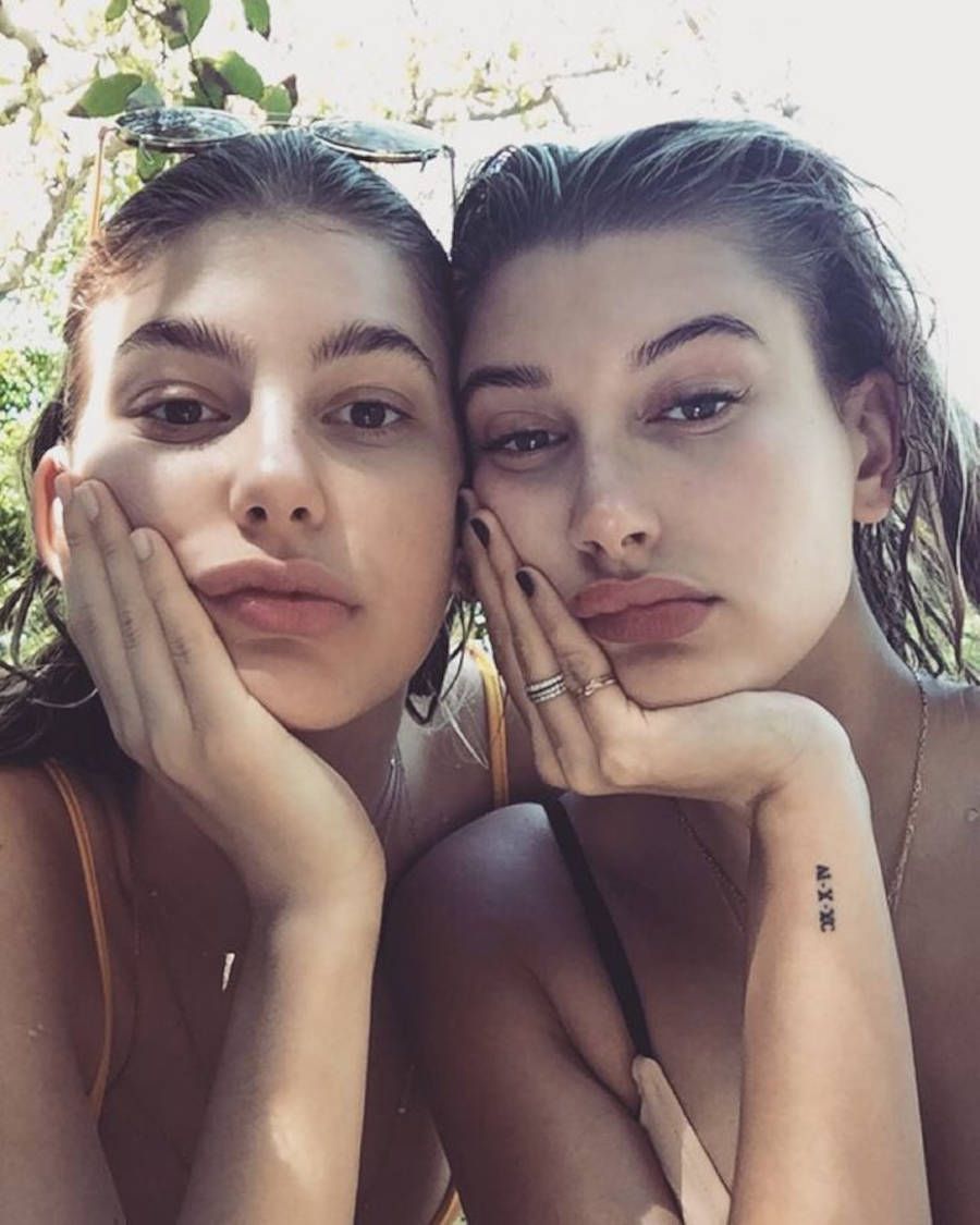 Foto de Hailey Bieber com uma amiga, onde da para ver sua tatuagem de números romanos