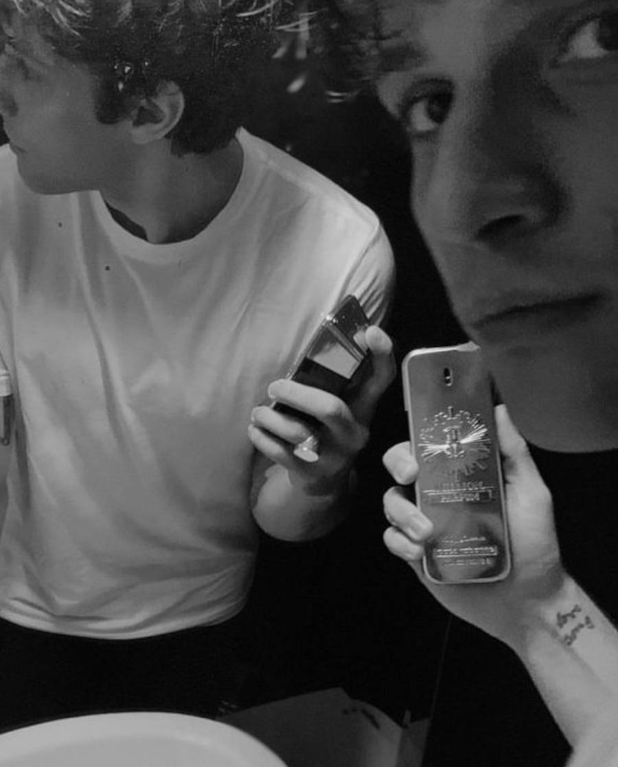 10-tatuagem-chay-suede Foto de Chay Suede que mostra sua tatuagem de "love song"