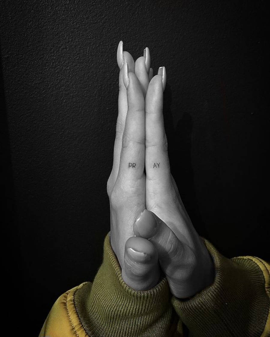 Foto das mãos de Hailey Bieber com a tatuagem "pray"