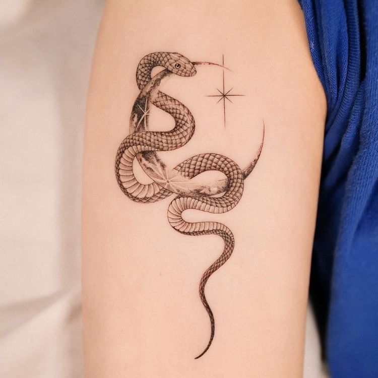 11-1 Uma tatuagem de cobra envolta em uma meia lua proxima ao ombro