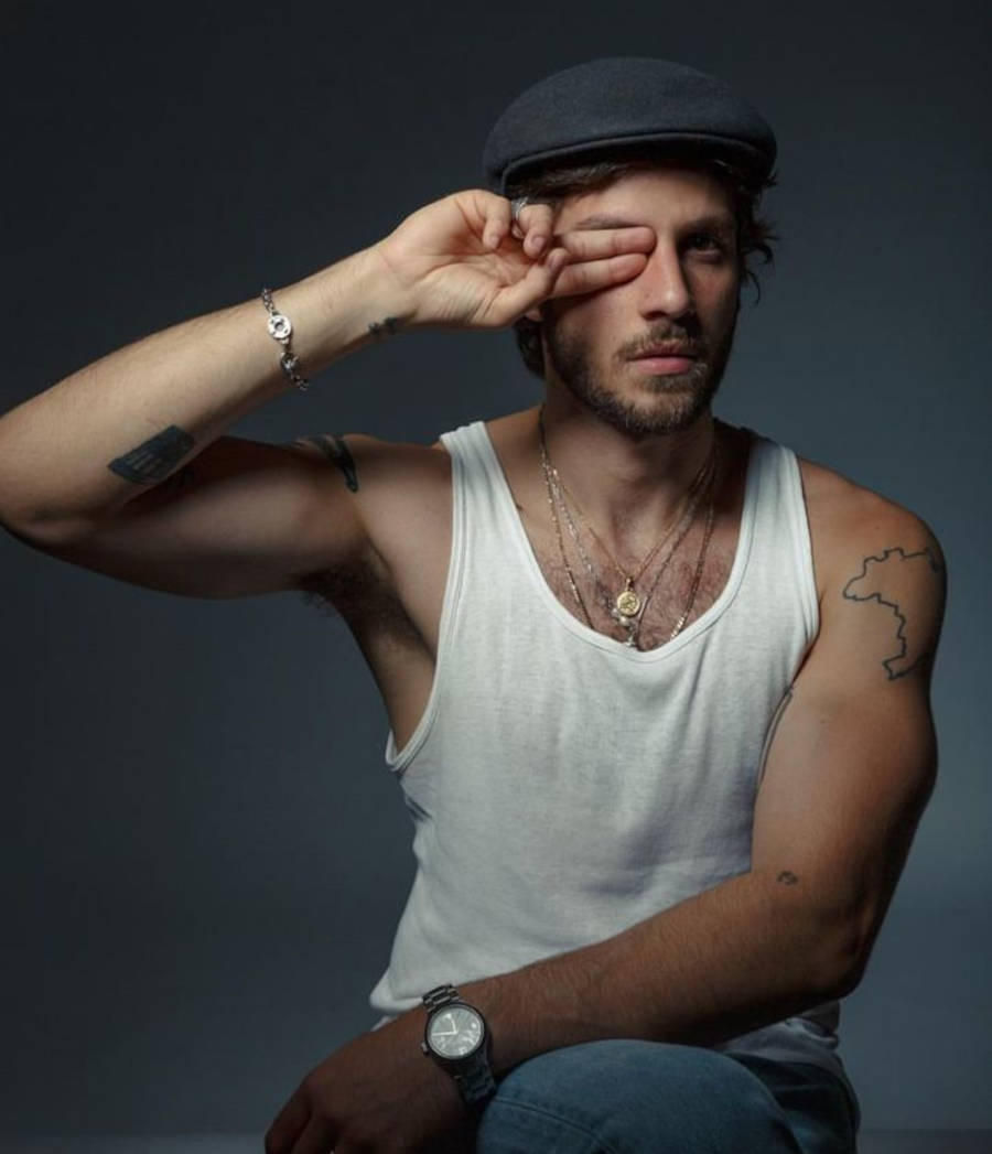 11-tatuagem-chay-suede Foto de Chay com o dedo no olho e no antebraço sua tatuagem de cesto de lixo
