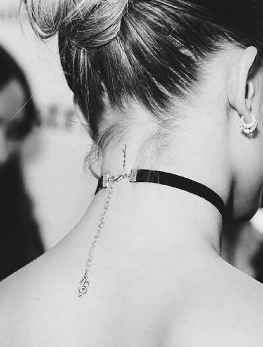 Foto da nuca de Hailey Bieber com a palavra seek