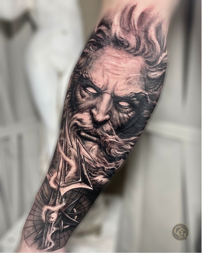 Tatoo em preto e cinza.