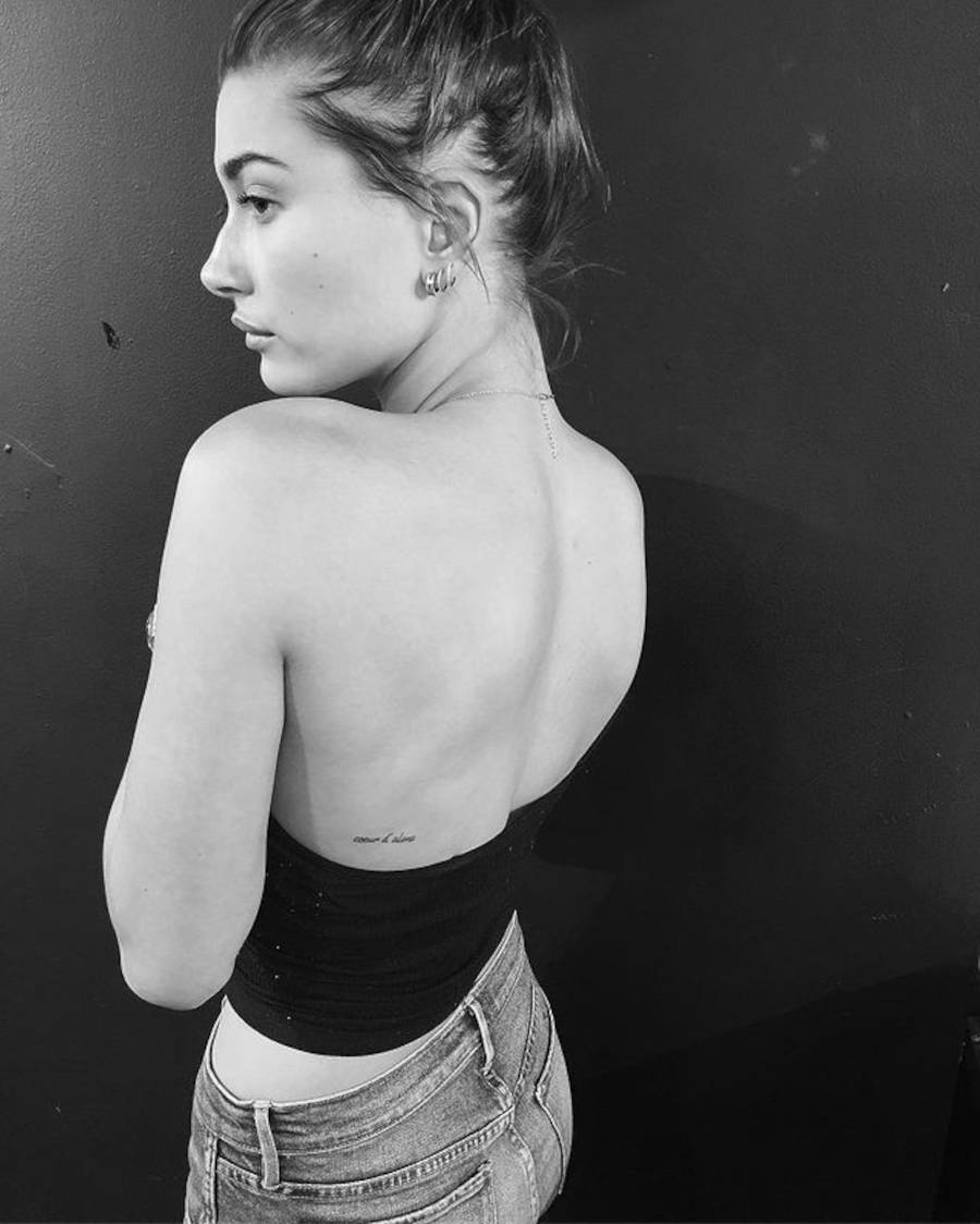Foto de Hailey Bieber de costas mostrando sua tatuagem "coeur d'alene"