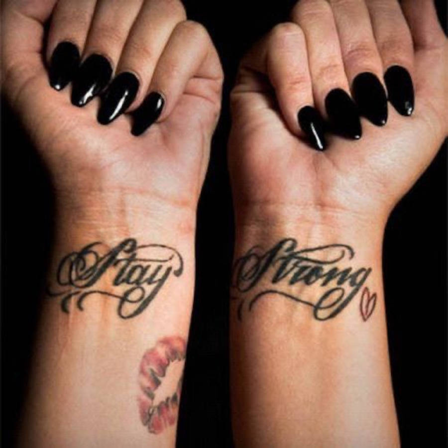 Foto da tatuagem de Demi Lovato em seus antebraços, escrito "Stay Strong"