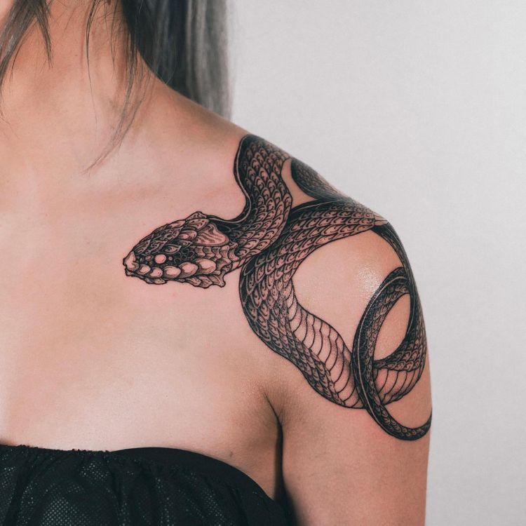 14 uma tatuagem pesada de cobra enrolada no ombro