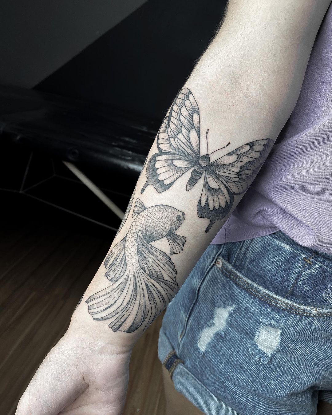Tatuagem borboleta e peixe.