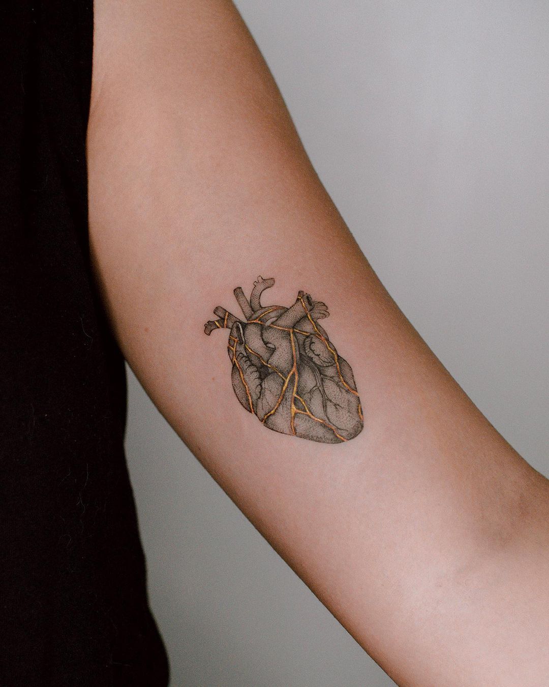Tatooo de coração, traço fino.