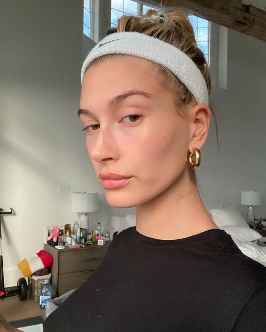 Foto de Hailey Bieber com destaque na tatuagem do pescoço