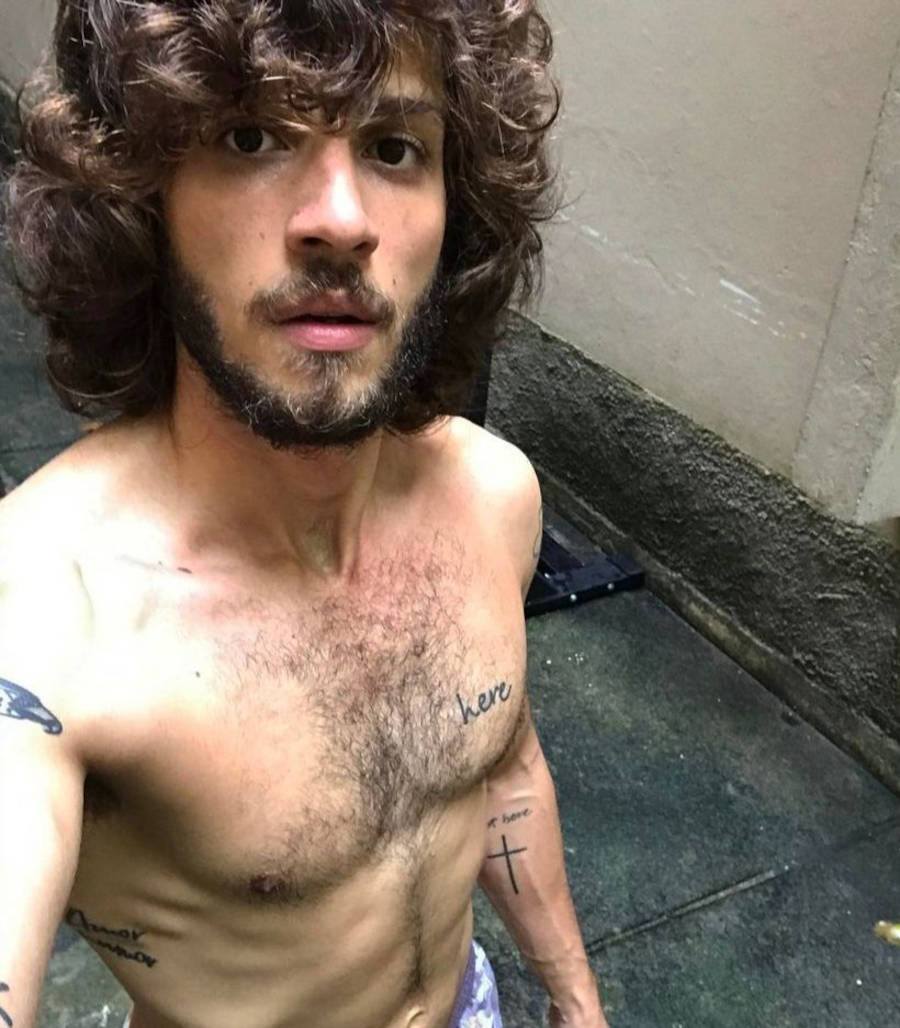 15-tatuagens-chay-suede Foto de Chay Suede sem camisa em foto que mostra sua tattoo "amor humor"