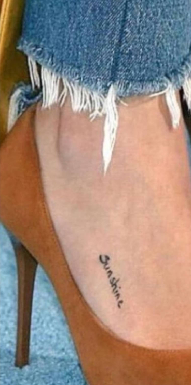 Foto da tatuagem sunshine de Selena Gomez no pé