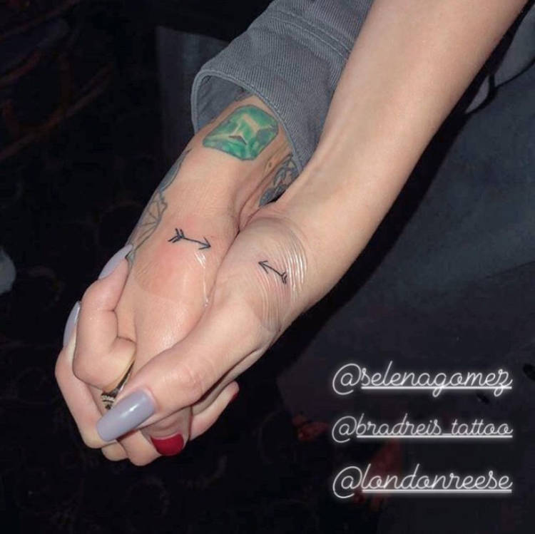 Foto da tatuagem de flecha de selena gomez e julia michaels