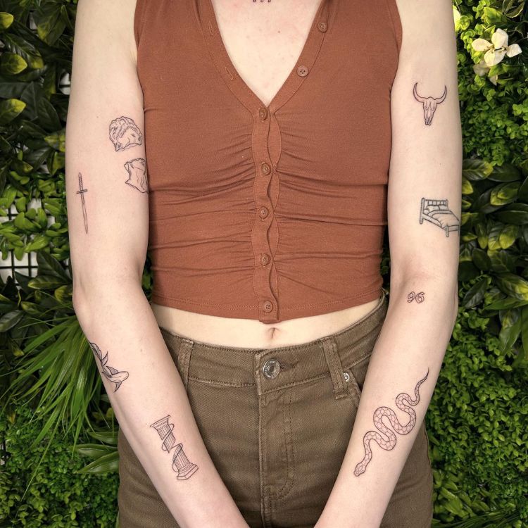 17 O torço de uma mulher branca de braços tatuados