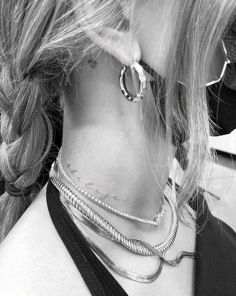 Foto do pescoço de Hailey Bieber com a tatuagem "beleza"