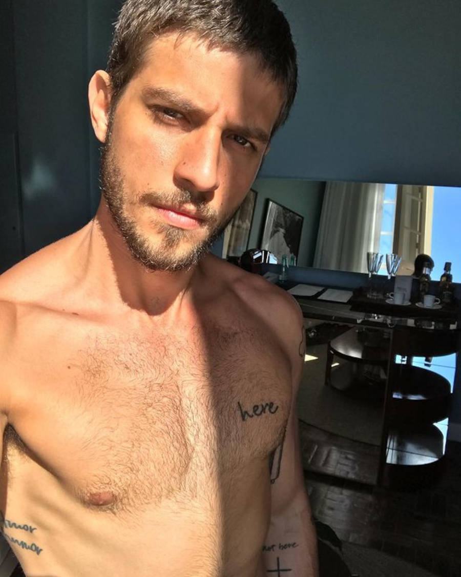 18-tatuagens-chay-suede Foto de Chay Suede com as tatuagens "here" e "not here"