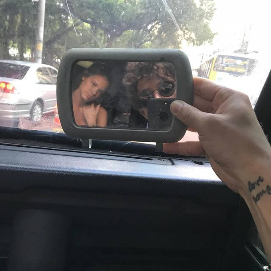 19-tatuagens-chay-suede Foto com detalhe da tatuagem "love song"