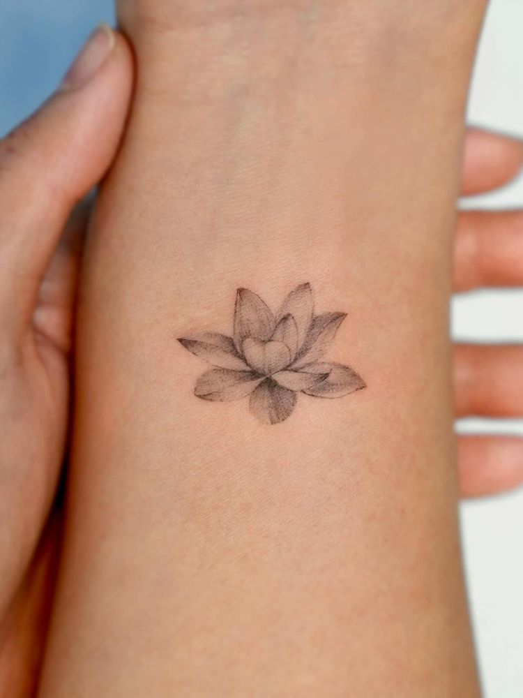 tatuagem de flor de lótus no braço
