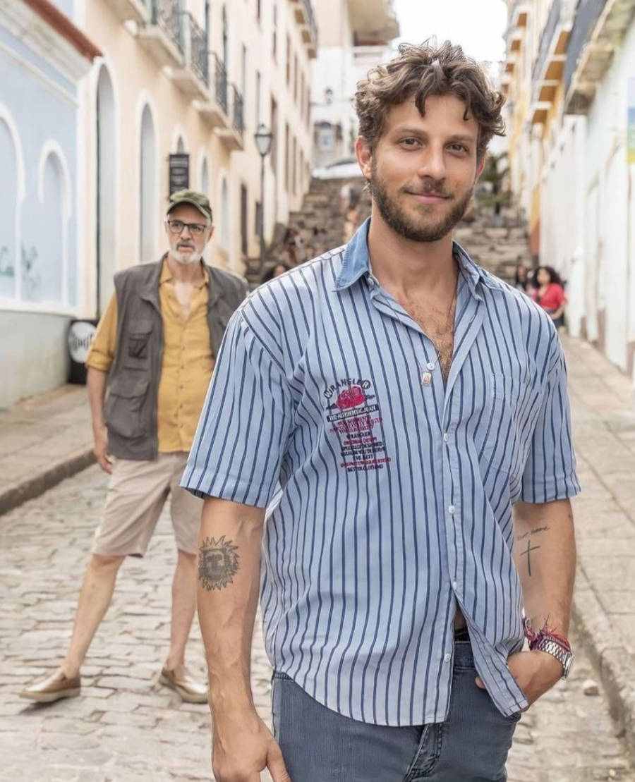 20-tatuagens-chay-suede Foto de Chay Suede como Ari, de Travessia, com destaque em sua tatuagem de leão