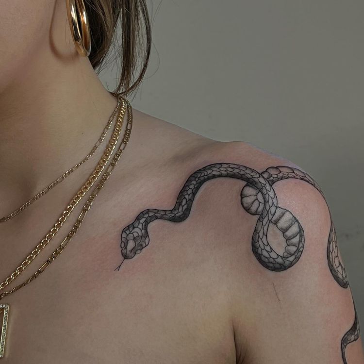 20 uma mulher com uma cobra tatuada no ombro