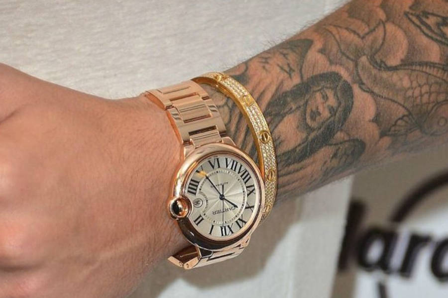 Foto do braço de Justin Bieber com a tatuagem de sua ex-namorada, relógio e pulseira de ouro