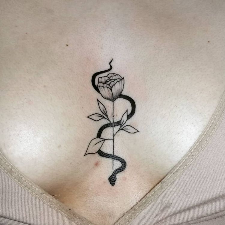 25 tatuagem de cobra enrolada em uma rosa, entre os seios