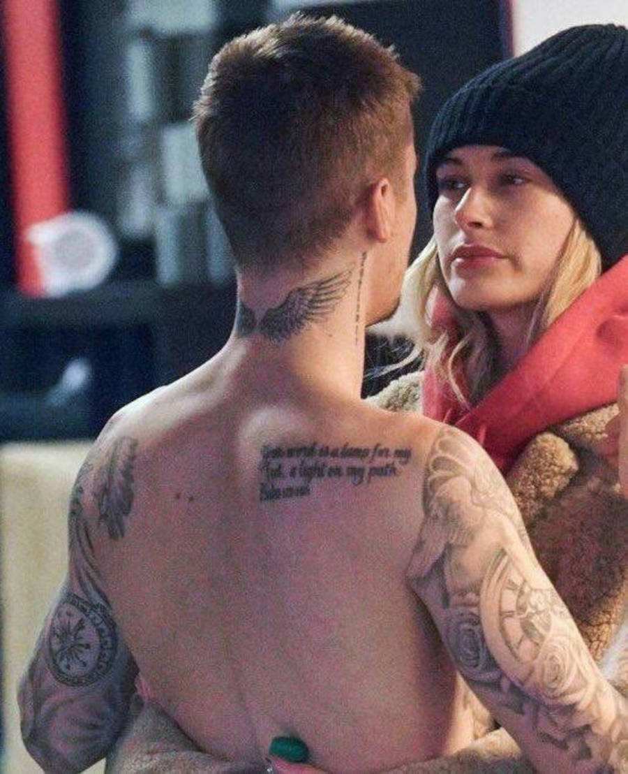 Foto deJustin Bieber e Hailey Bieber se abraçando
